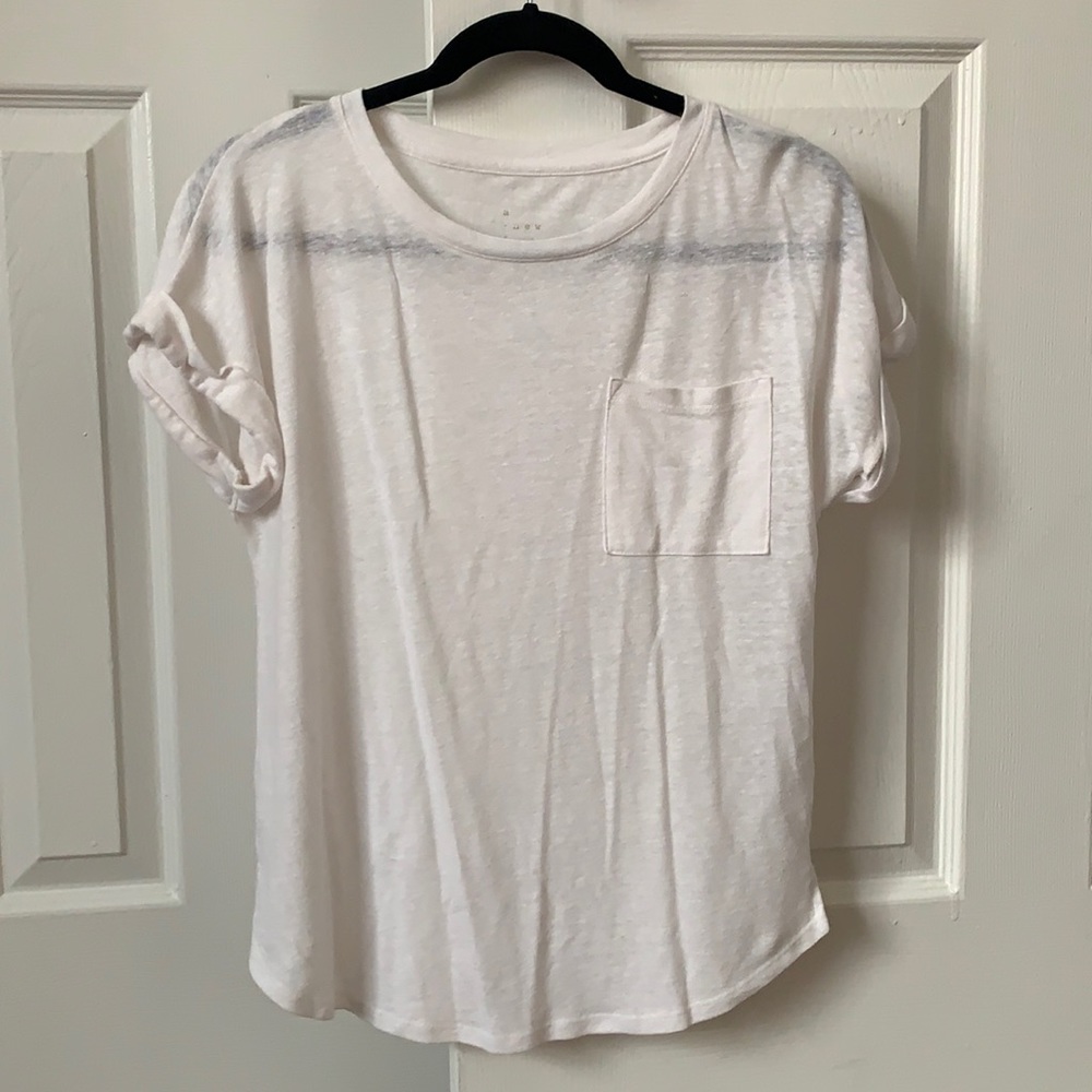 White shirt sleeve shirt with pocket
